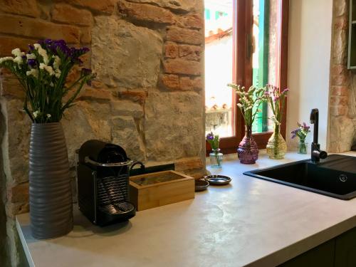 eine Küchentheke mit Blumen in einer Vase darauf in der Unterkunft Split Centar Diocletian's Palace in Split