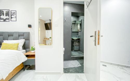 un dormitorio con una cama y un espejo en Paradise+ With Jacuzzi In the heart of Athens!, en Atenas