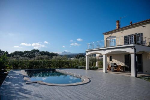 una piscina en el patio trasero de una casa en Rez de maison neuve Piscine WiFi Poolhouse en Pierre, en Penta-di-Casinca