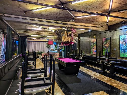 een bar met een tafeltennistafel en stoelen bij 8th On Western Cityscapes at Hallmark House - Zero Loadshedding in Johannesburg