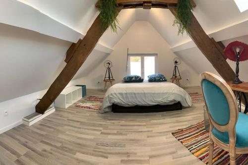 une chambre avec un lit dans un grenier dans l'établissement La maisonnette de Jean BAR à Thun-Saint-Martin, à Thun-Saint-Martin