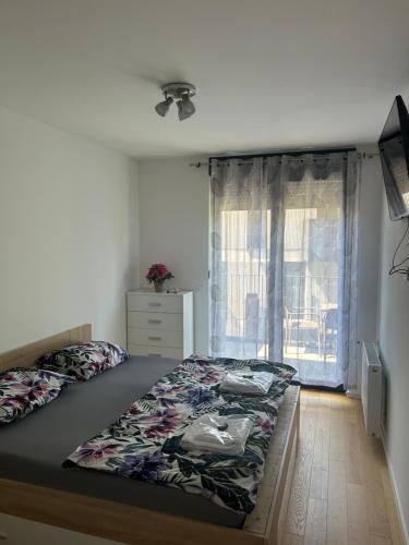 Rúm í herbergi á Apartman ZABOK CENTAR