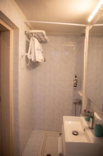 a white bathroom with a sink and a shower at Blu Fiore in Alikanas