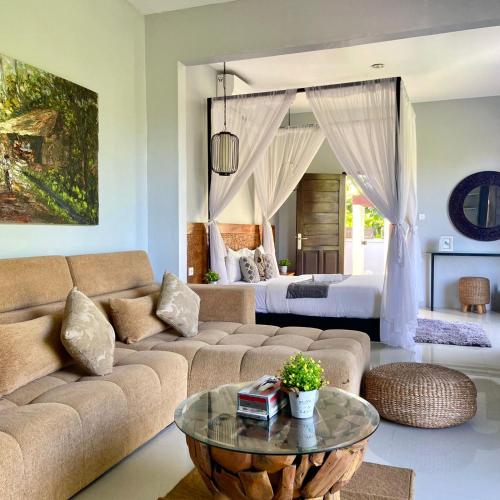 a living room with a couch and a table at Villa Habibi in Uluwatu