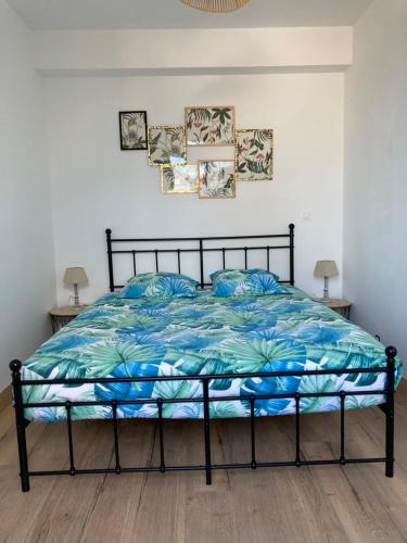 une chambre avec un lit avec une couette bleue dans l'établissement TY GWEN Appart RDC, à Châteaulin