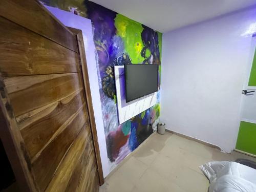 uma sala de estar com uma televisão na parede em Port punta em Lekki