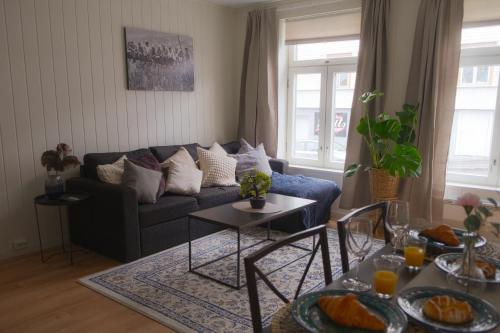 sala de estar con sofá y mesa en 5 mins to City center in Bright & Cozy stay, en Trondheim