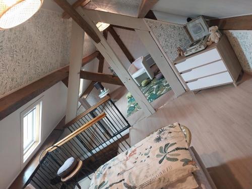 une chambre avec un lit et un escalier. dans l'établissement Chambre d hote les frangins, à Avrillé