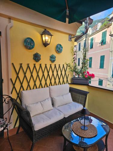 een woonkamer met een bank en een tafel bij L'Antica Terrazza in Monterosso al Mare
