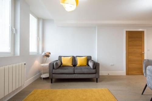 Coin salon dans l'établissement Cosy, Bright and Spacious Flat