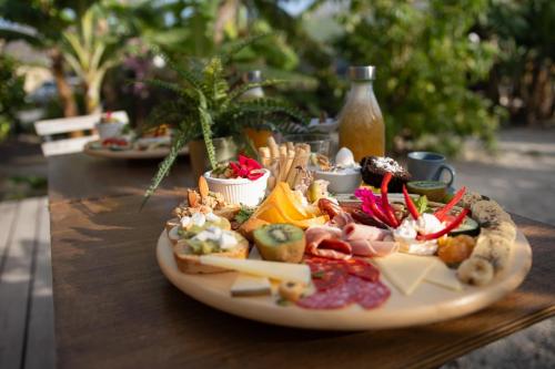 Arrebol Suite con Jacuzzi piscina y naturaleza في Buzanada: طبق من الطعام فوق طاولة