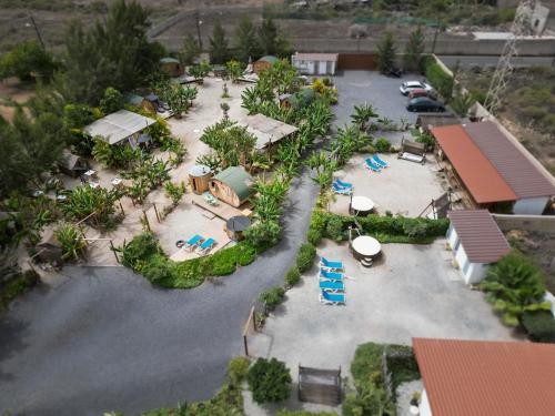 BuzanadaにあるAmani Suite con Jacuzzi piscina y naturalezaのプール付きのリゾートの空中ビュー