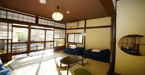 44-49 Bishamoncho - Hotel / Vacation STAY 7917 في كيوتو: غرفة بها كنب وطاولة ونافذة