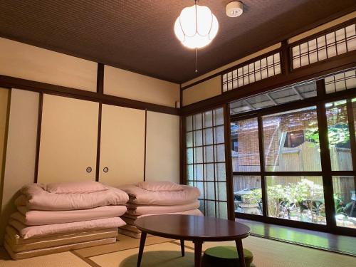 44-49 Bishamoncho - Hotel / Vacation STAY 7917 في كيوتو: غرفة معيشة مع أريكة وطاولة