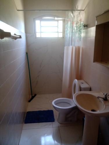 a bathroom with a toilet and a sink at Campo dos Sonhos in Serra Negra