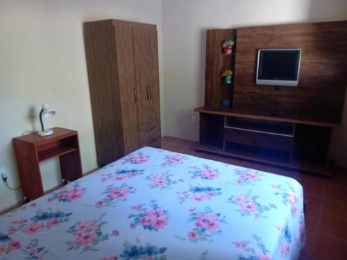 sypialnia z łóżkiem, komodą i telewizorem w obiekcie Campo dos Sonhos w mieście Serra Negra