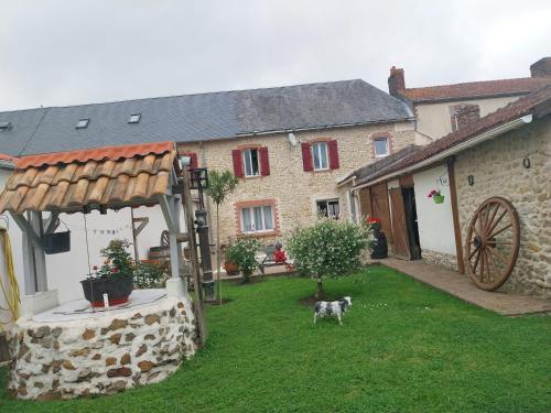 un chien debout dans la cour d'une maison dans l'établissement Chambre d hote les frangins, à Avrillé