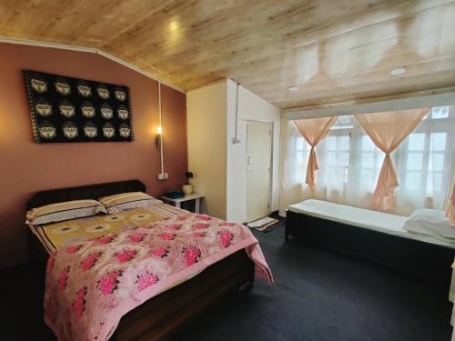 1 dormitorio con cama y ventana en New Sangam Homestay, en Darjeeling