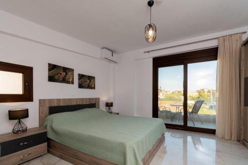 ニキティにあるSithonia RS Olive Luxury Maisonetteのベッドルーム(緑のベッド1台、バルコニー付)