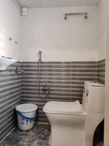 y baño con aseo y ducha. en New Sangam Homestay, en Darjeeling