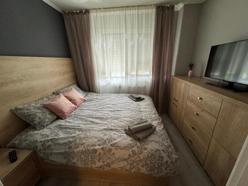 Ένα ή περισσότερα κρεβάτια σε δωμάτιο στο Maya Home