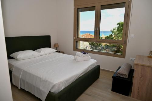 una camera con un letto e una grande finestra di Koumpis Residences a Chio (Chios)