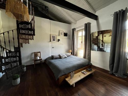 1 dormitorio con 1 cama y escalera. en Cascina gnocca VIVERONE avventura, en Viverone