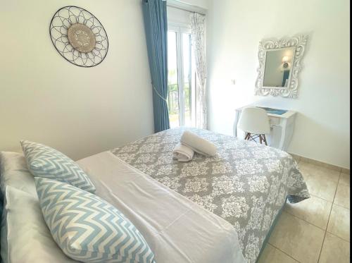 um quarto com uma cama com uma mesa e um espelho em Aqua Seaview Suite em Barbati