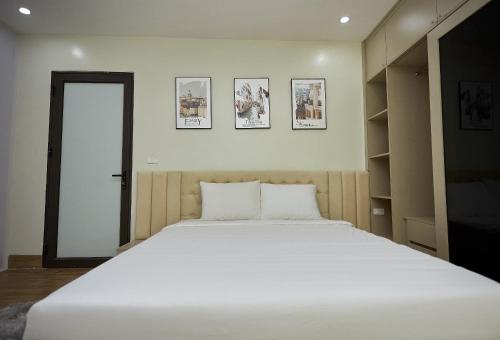 a bedroom with a large white bed in it at An's House SaPa - Nguyên Căn 5 Phòng Ngủ View Núi in Sa Pa
