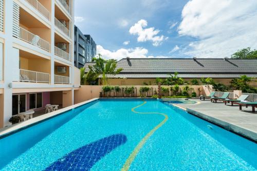 a swimming pool in the middle of a building at Best Bella Pattaya in Pattaya North