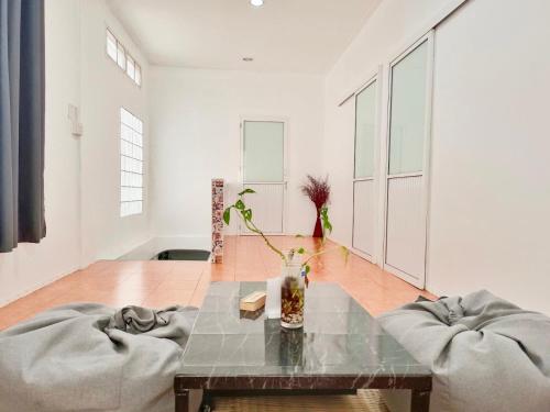 a living room with a table and two beds at Getaway Villa Bangkok - 4 Bedroom,6 Beds and 5 Bathroom in Bangkok