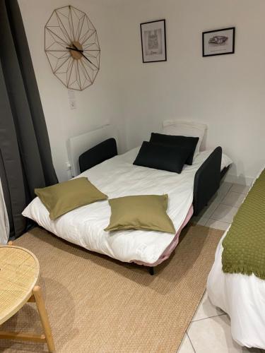 Postel nebo postele na pokoji v ubytování appart studio RDC de maison avec extérieur proche Reims