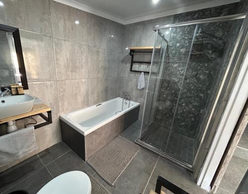 ein Badezimmer mit einer Dusche, einer Badewanne und einem Waschbecken in der Unterkunft Villa da Lucia in St Lucia