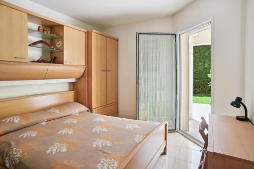 une chambre avec un lit et une porte coulissante en verre dans l'établissement Superbe appart Cannes bord de plage avec piscine, à Cannes