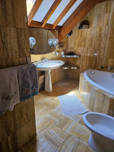 une salle de bain avec un lavabo et une baignoire dans l'établissement Villa piscine intérieure, sauna, 5 chambres, à Marennes