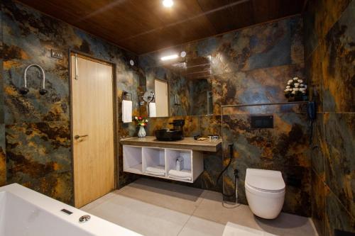 Koupelna v ubytování Jannat Resort and Spa Manali A Centrally Heated Himalayas View Resort