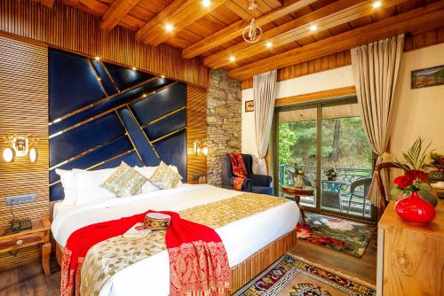 Postel nebo postele na pokoji v ubytování Jannat Resort and Spa Manali A Centrally Heated Himalayas View Resort