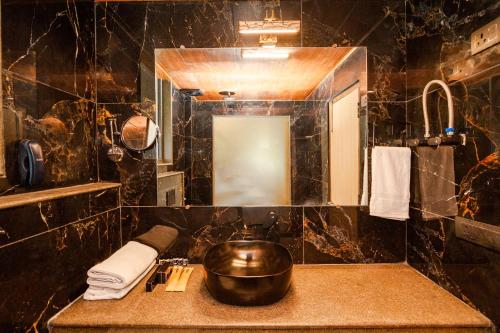Koupelna v ubytování Jannat Resort and Spa Manali A Centrally Heated Himalayas View Resort