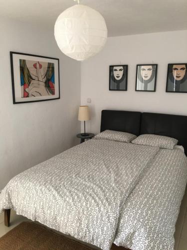 1 dormitorio con 1 cama y cuadros en la pared en Casa del Sol en Mogán