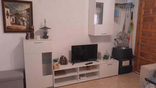 uma sala de estar com uma televisão num armário branco em Urbanización la marina San Fulgencio 17 em San Fulgencio