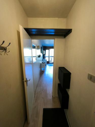 un couloir avec une porte s'ouvrant sur une chambre dans l'établissement studio le corbier, au Corbier