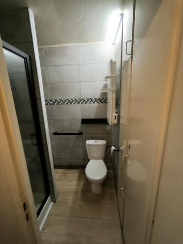 - une petite salle de bains avec toilettes dans une cabine dans l'établissement studio le corbier, au Corbier