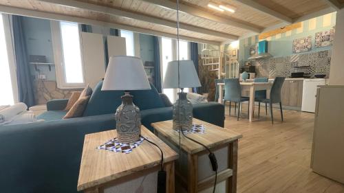 sala de estar con sofá azul y mesa en La Dimora del Viaggiatore Luxury Apartments, en Mazara del Vallo