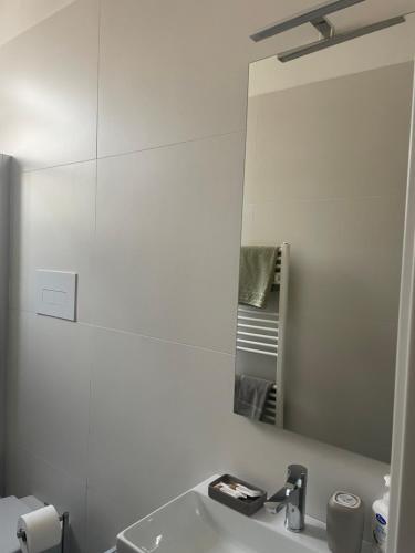 La salle de bains est pourvue d'un miroir et d'un lavabo. dans l'établissement La Casa di Nonna Lina, à Ordona