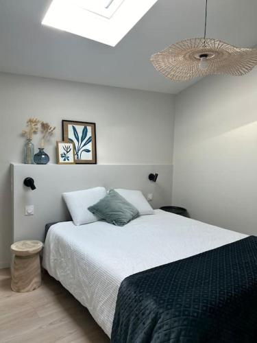 - une chambre blanche avec un lit et un plafond dans l'établissement La Maison Mer Villa familiale pour 8 proche de la plage, à Jard-sur-Mer