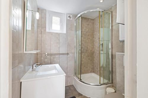 y baño con ducha, lavabo y aseo. en Nice Renting - PENCHIENATTI - Cosy Loft Industrial Style, en Niza