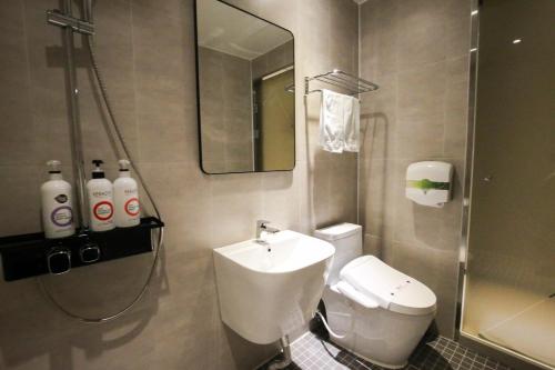 y baño con aseo, lavabo y ducha. en Chungjangro Ilbeonji Boutique Hotel en Gwangju