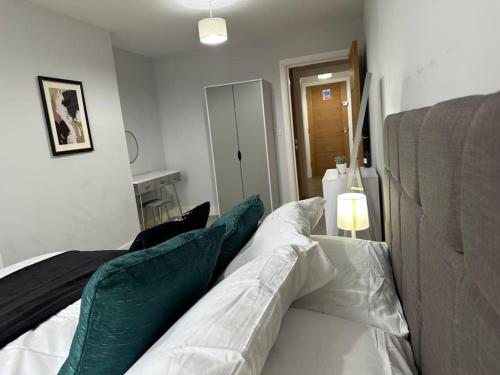 Gallery image of Spacious, bright, modern flat in Brentwood