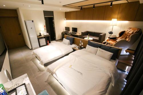 1 dormitorio con 2 camas y sala de estar en Chungjangro Ilbeonji Boutique Hotel en Gwangju