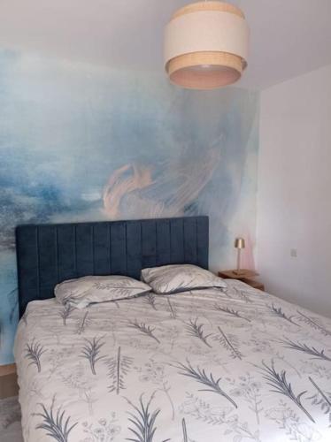 une chambre avec un lit avec un tableau sur le mur dans l'établissement Maison provençale Verdon, à Aups